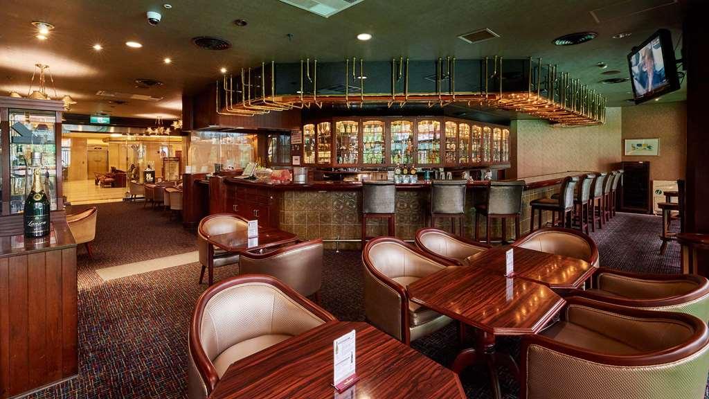 The Howard Plaza Hotel Ταϊπέι Εστιατόριο φωτογραφία The bar at the Singapore Airlines lounge at Changi Airport