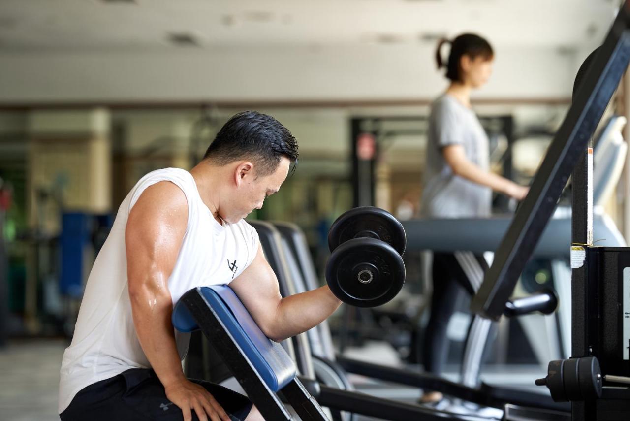 The Howard Plaza Hotel Ταϊπέι Εξωτερικό φωτογραφία A man lifting a dumbbell