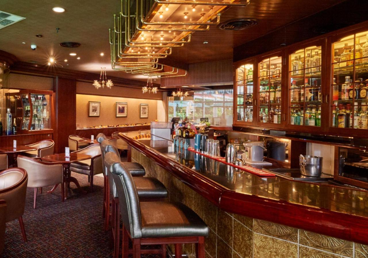 The Howard Plaza Hotel Ταϊπέι Εξωτερικό φωτογραφία The bar at the 2007-built, 1,000-passenger, 100-metre (330 ft) long, 14-metre (46 ft) wide, 1,000-tonne (1,100 short tons) Star Legend