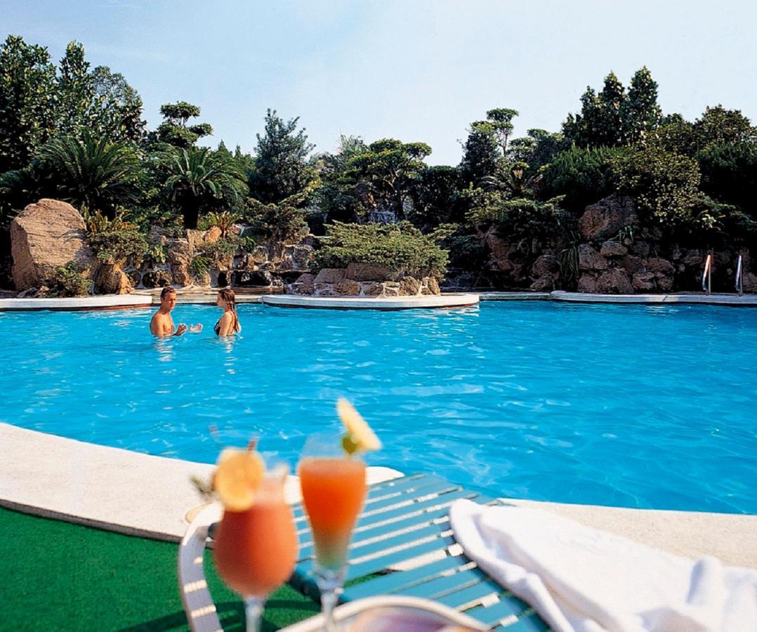 The Howard Plaza Hotel Ταϊπέι Εξωτερικό φωτογραφία The swimming pool at the hotel