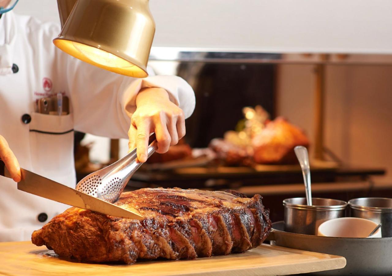 The Howard Plaza Hotel Ταϊπέι Εξωτερικό φωτογραφία A chef carving a roast