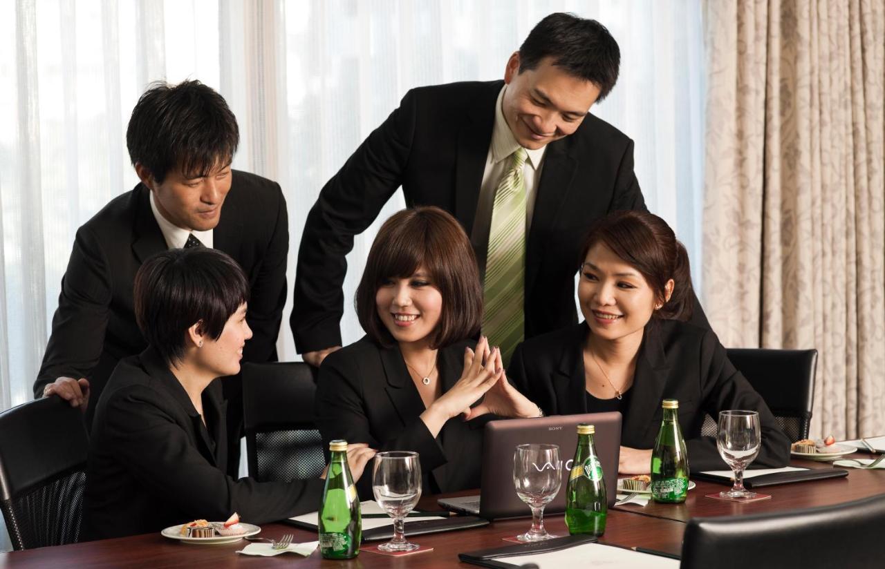 The Howard Plaza Hotel Ταϊπέι Εξωτερικό φωτογραφία A team of businesspeople in a meeting