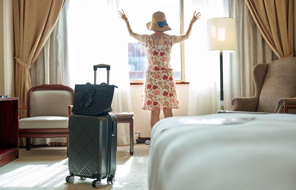 The Howard Plaza Hotel Ταϊπέι Δωμάτιο φωτογραφία A woman in a hotel room