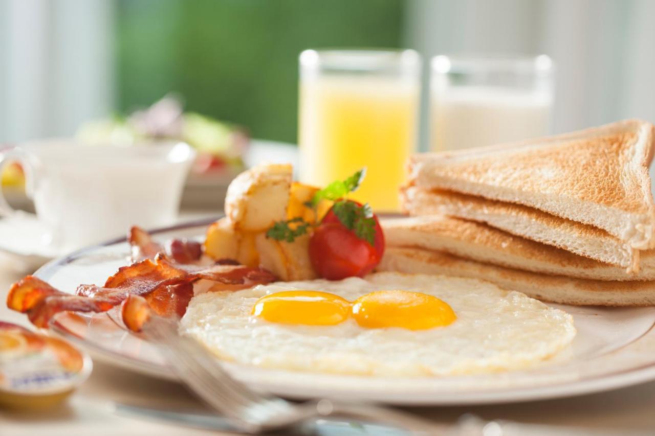 The Howard Plaza Hotel Ταϊπέι Εξωτερικό φωτογραφία A breakfast with eggs, bacon, toast and orange juice