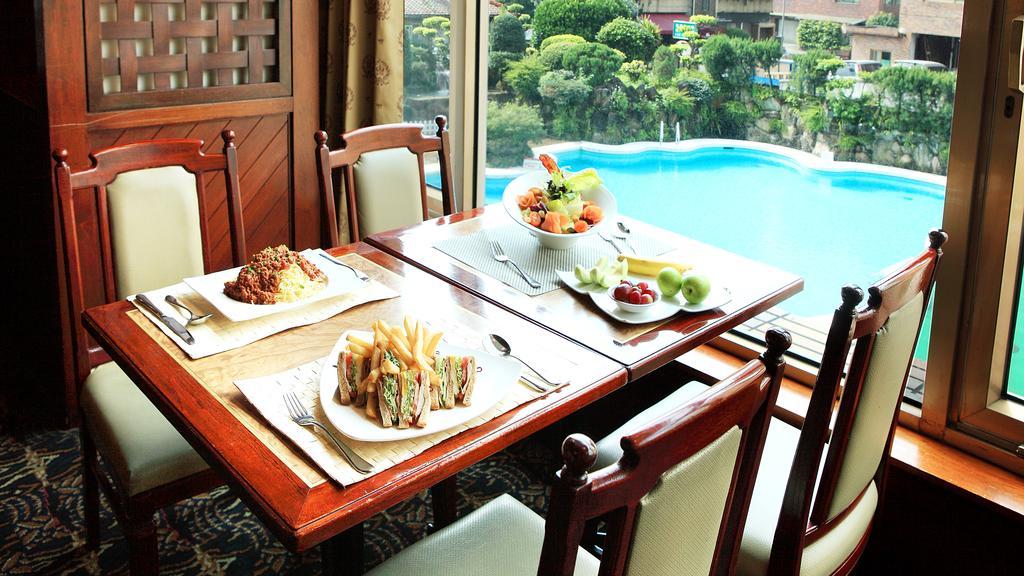 The Howard Plaza Hotel Ταϊπέι Εξωτερικό φωτογραφία A dining table with a view of the pool