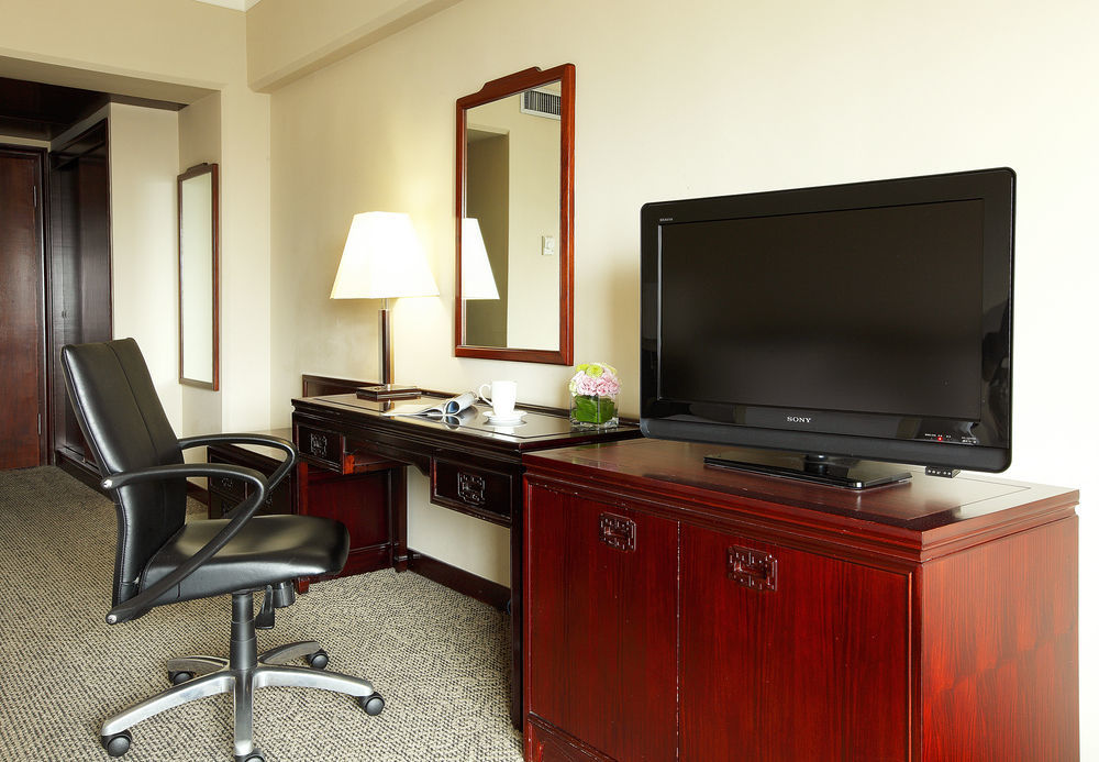 The Howard Plaza Hotel Ταϊπέι Εξωτερικό φωτογραφία A television in a hotel room